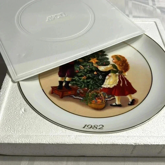 Vintage 1982 Avon XMAS MEMORIES PORCELAIN PLATE TRIMMED WITH  22K GOLD! - Picture 11 of 14